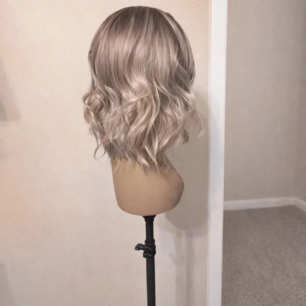 New with lace attached Chelsey smith cosmetics - Picture 4 of 7